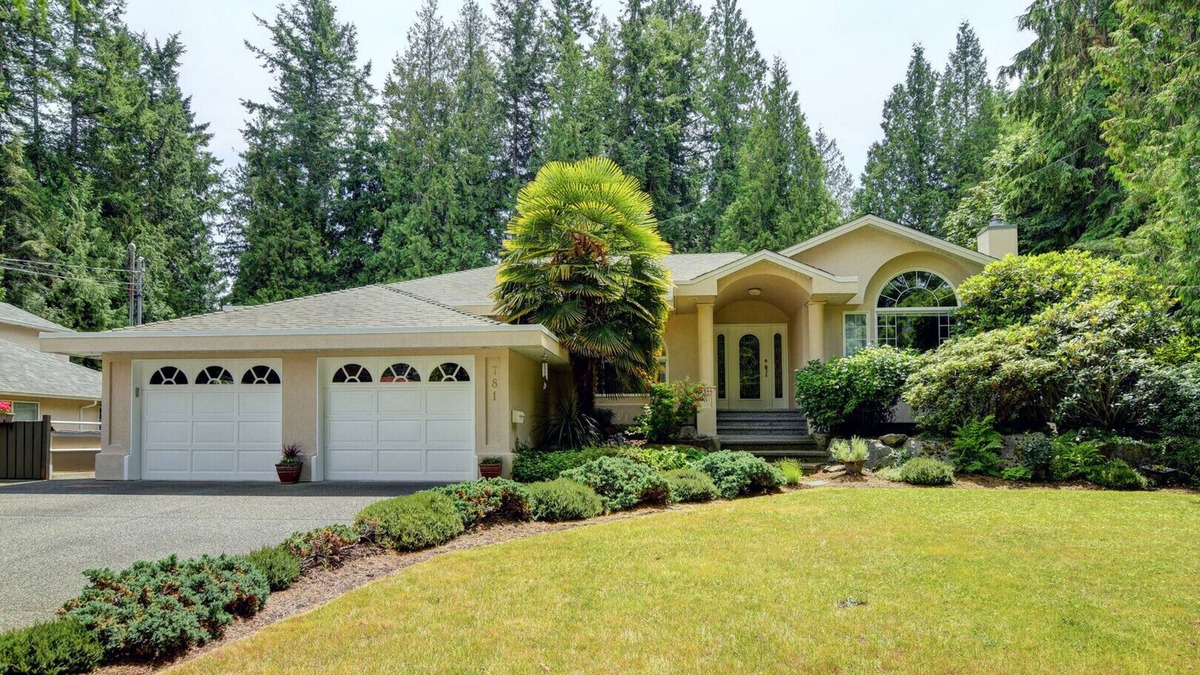 Cordova Bay House | Large 2 bdrm, private, all new modern furniture with access to gorgeous gardens