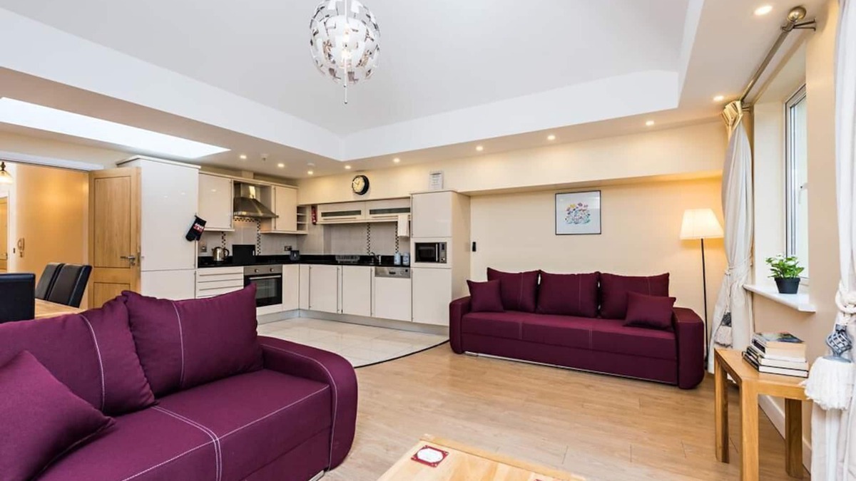 The Liberties Apartment | Large 2 BDRM with balcony. Early check-in available