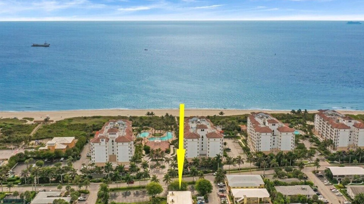Palm Beach Shores Apartment | Large 2 Bed 2 Bath, King Beds, Screened Patio, Beach Chairs!