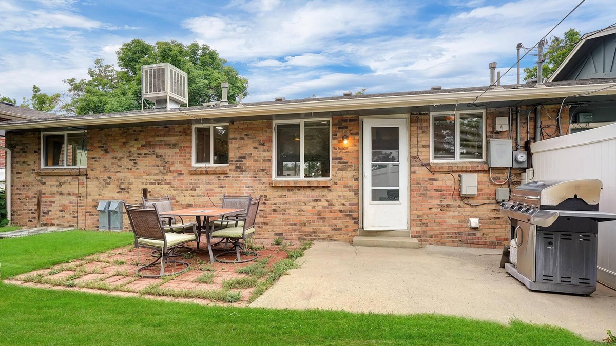 Kipling House | Large 2 bedroom home with HUGE Yard * Easy Access
