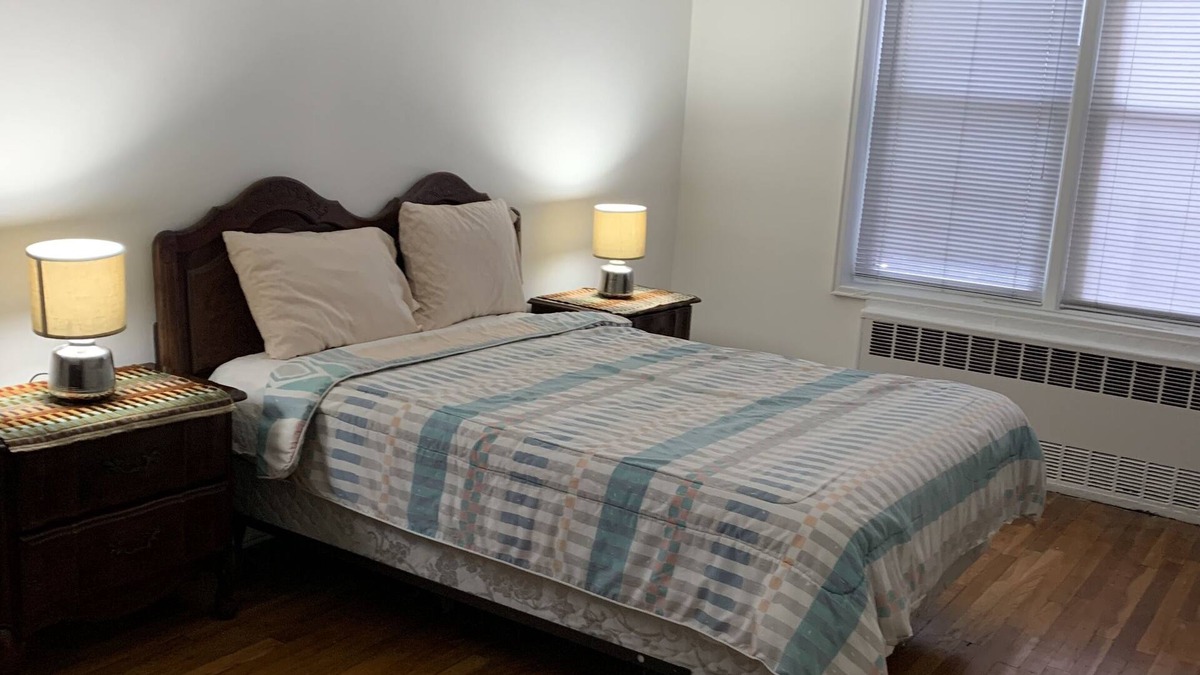 Queens Apartment | Large 2-bedroom/Jr. 4 - 25 minutes to Manhattan.