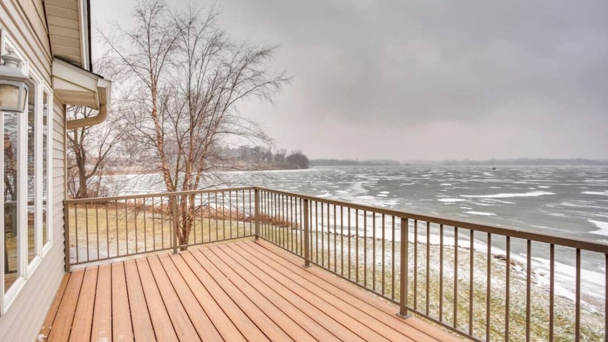 Howard Lake House | Large 2 bedroom on the water!