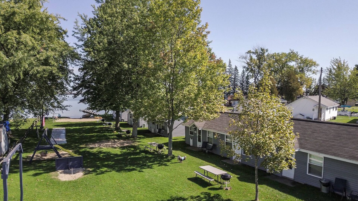 Moorestown Resort | LARGE 2 BR cabin less than 50 steps from the Lake