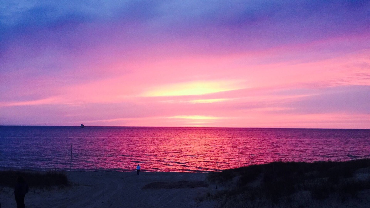 South Haven Cottage | Large, 2-King/2Bath cottage Pool Fireplace, pool table, Beach fire pit,