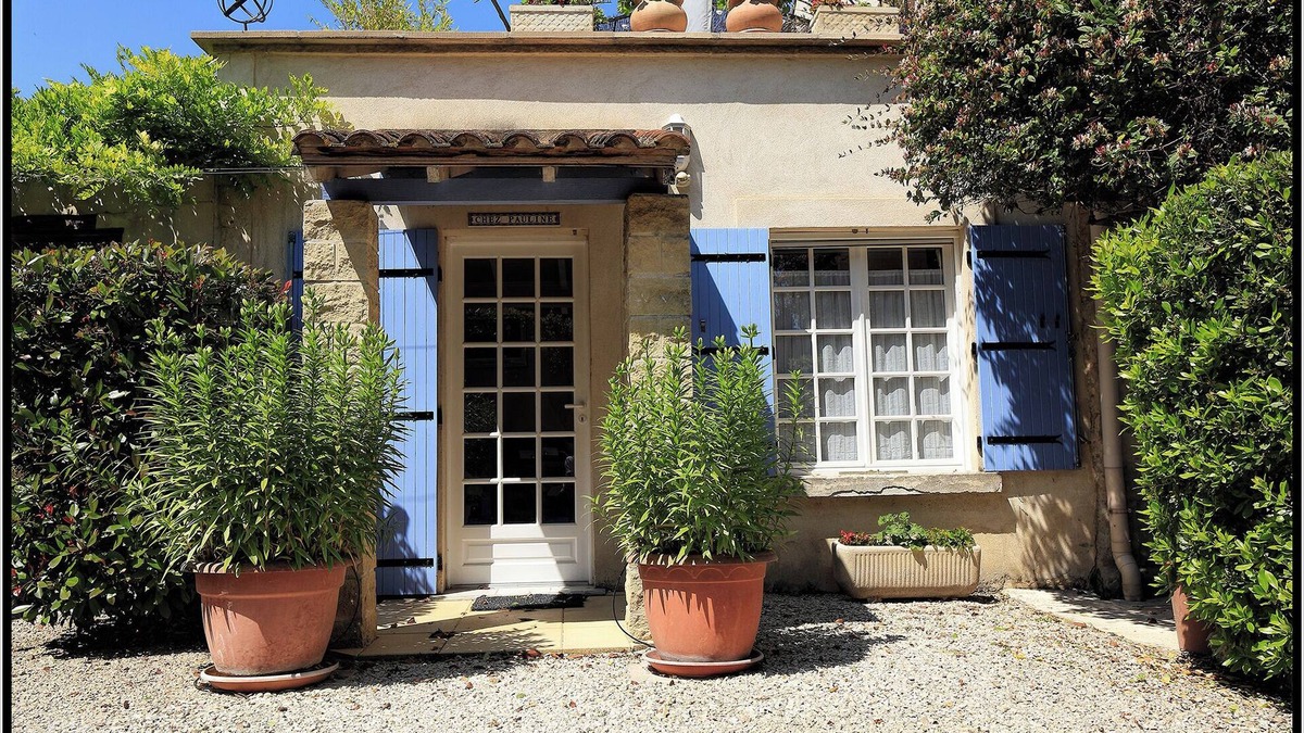 Rognonas Cottage | Large 2 Person Apartment with Air Conditioning & lovely private outdoor area