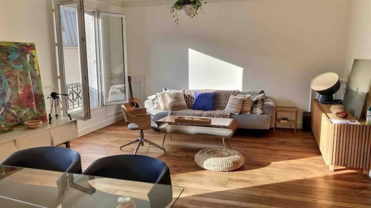 Clichy Apartment | Large 2P. Beautiful/sunny. 50m from metro/market/town hall.