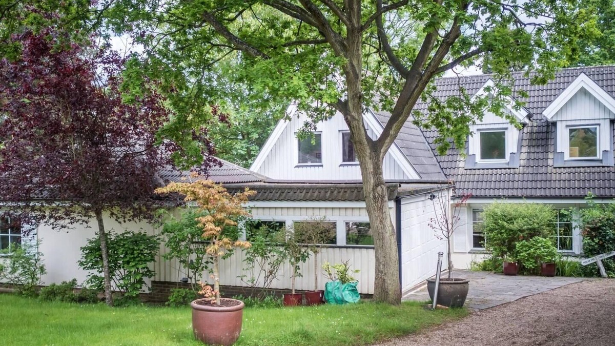 Coombe Hill House | Large 3 bed house with separately bookable studio