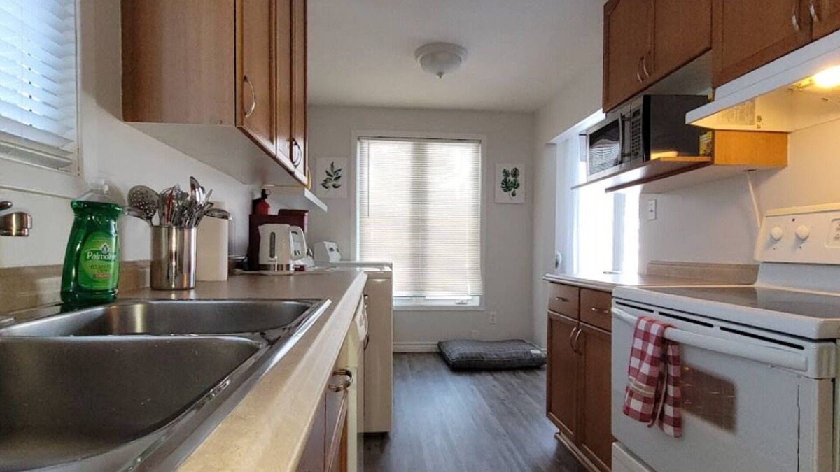 North Bay House | Large 3 bedroom unit, family friendly neighbourhood close to parks!
