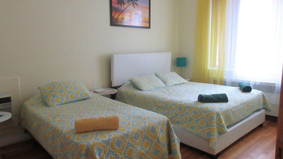 Queens House | LARGE 3 BEDROOMS 20 MIN TO MANHATTAN
