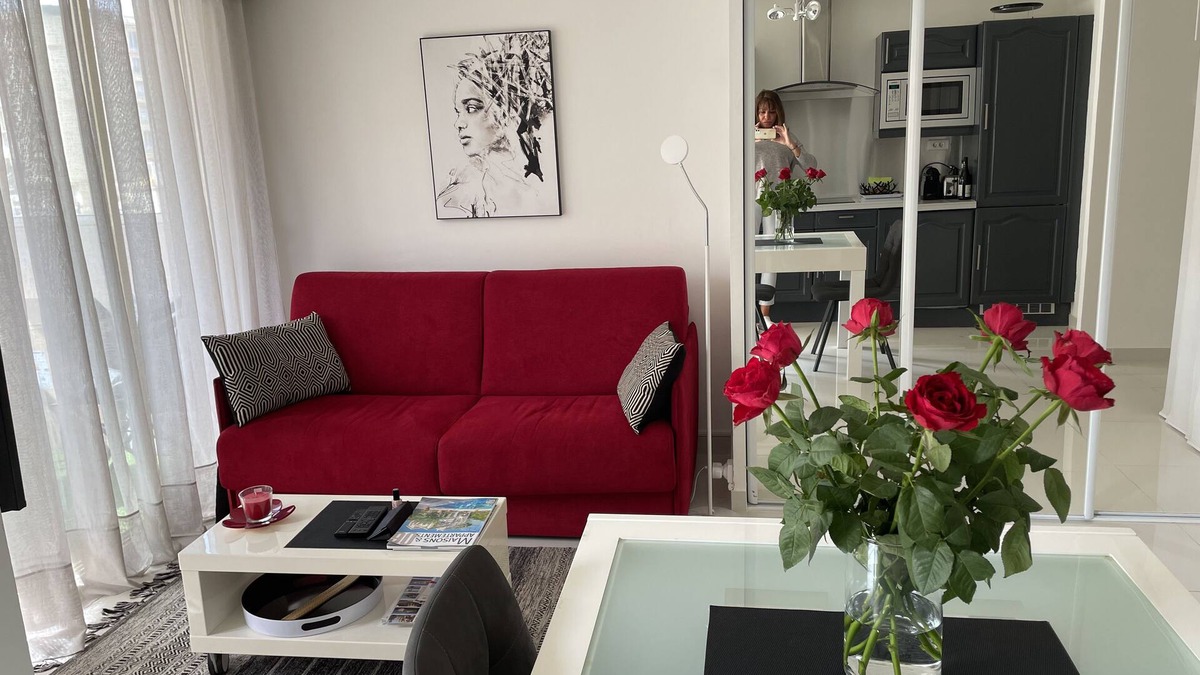 Cannes Old Town Apartment | Large 32m2 studio, sea view balcony, square Mistral, 100m from the sea