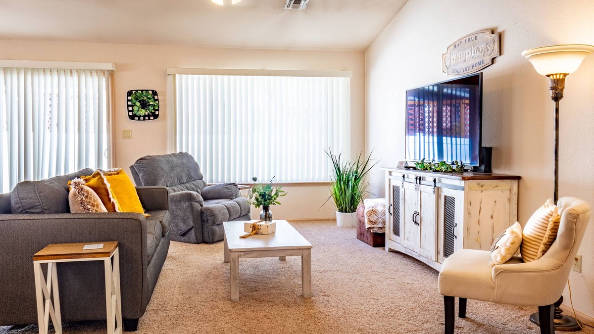 Grand Junction House | Large 3BR 2Bath near everything - king bed - jacuzzi tub