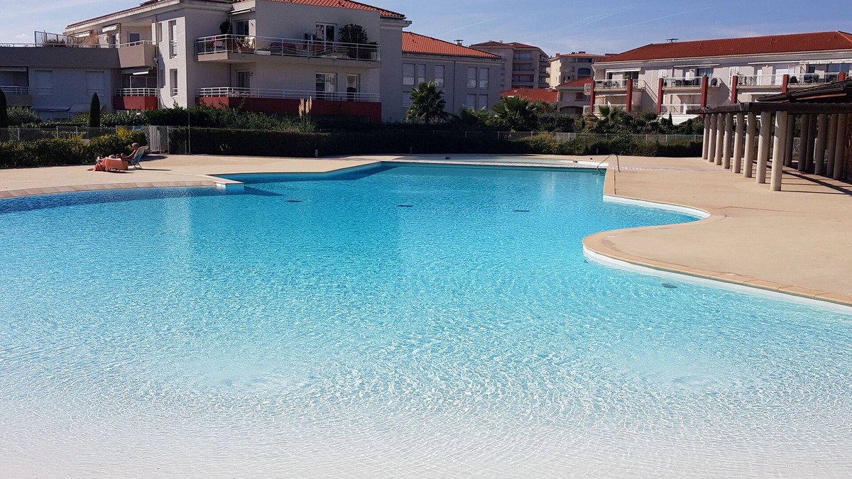 Antibes Apartment | Large 3P apartment in estate on top floor with waterfront sea view