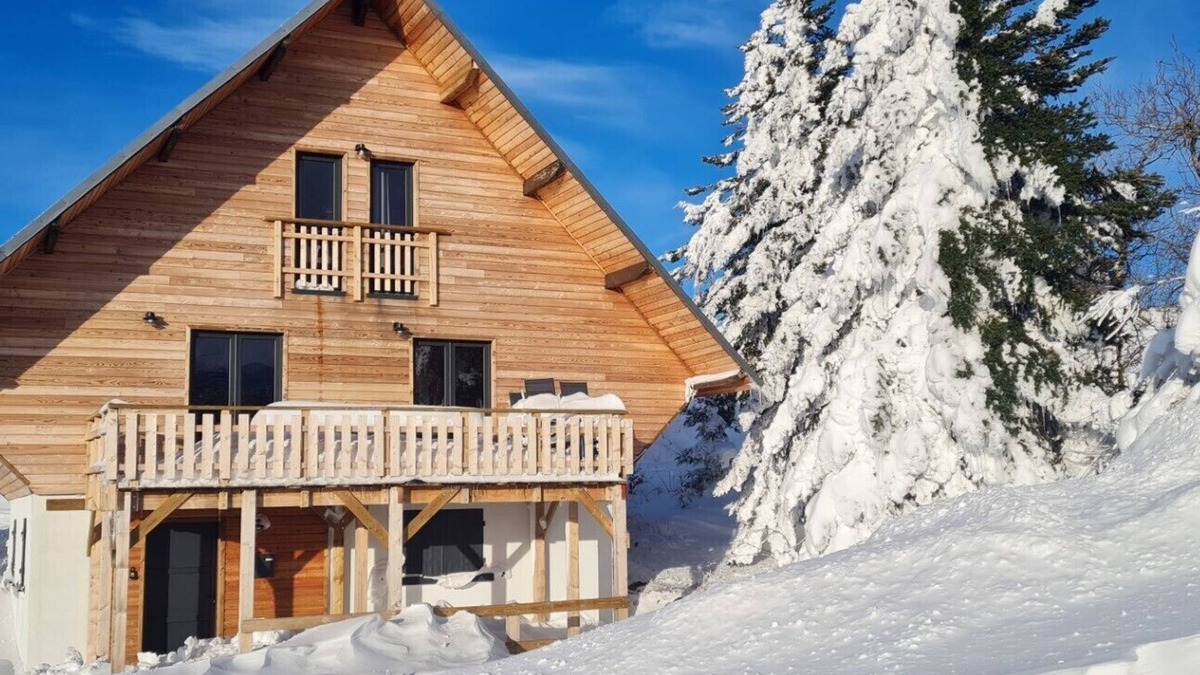 Chastreix Ski Chalet | Large 4* Balneo Zen Altitud Chalet with Sauna 300 meters from the ski slopes