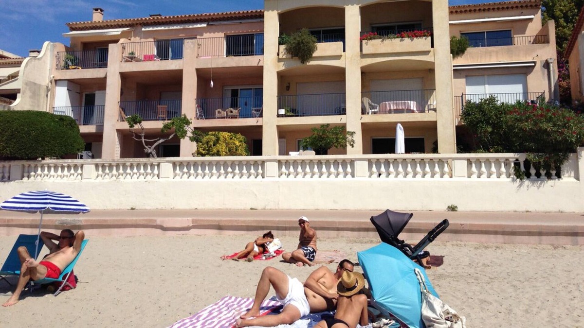 Les Lecques Apartment | Large 4 bedroom apartment on the beach sea view with Garden