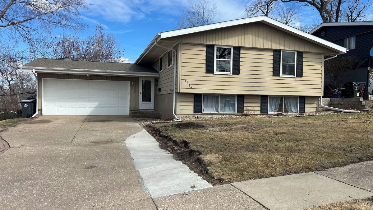 Cedar Rapids - Iowa City House | Large 4 Bedroom 2 Bath Split Level Home NE CR Large Fenced Yard