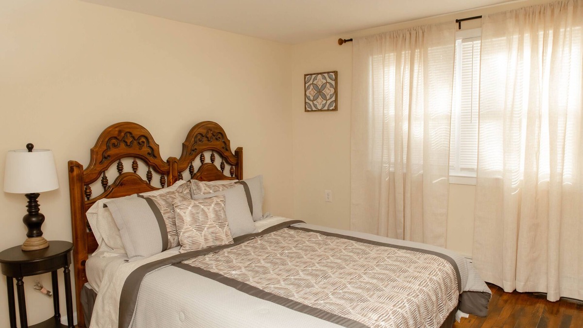 Bristol Apartment | Large 4 Bedroom CT Home Comfy for Longer Stay
