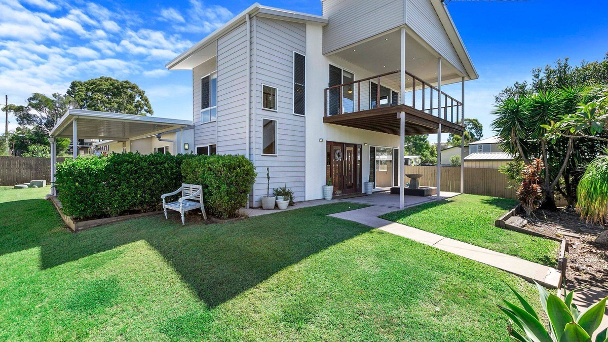 River Heads House | Large 4 Bedroom Home Walking Distance to Beach