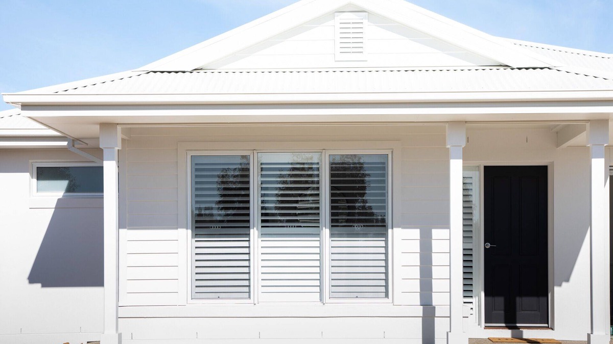 Yarrawonga House | Large 4 bedroom home sleeps 10 guests - on golf course