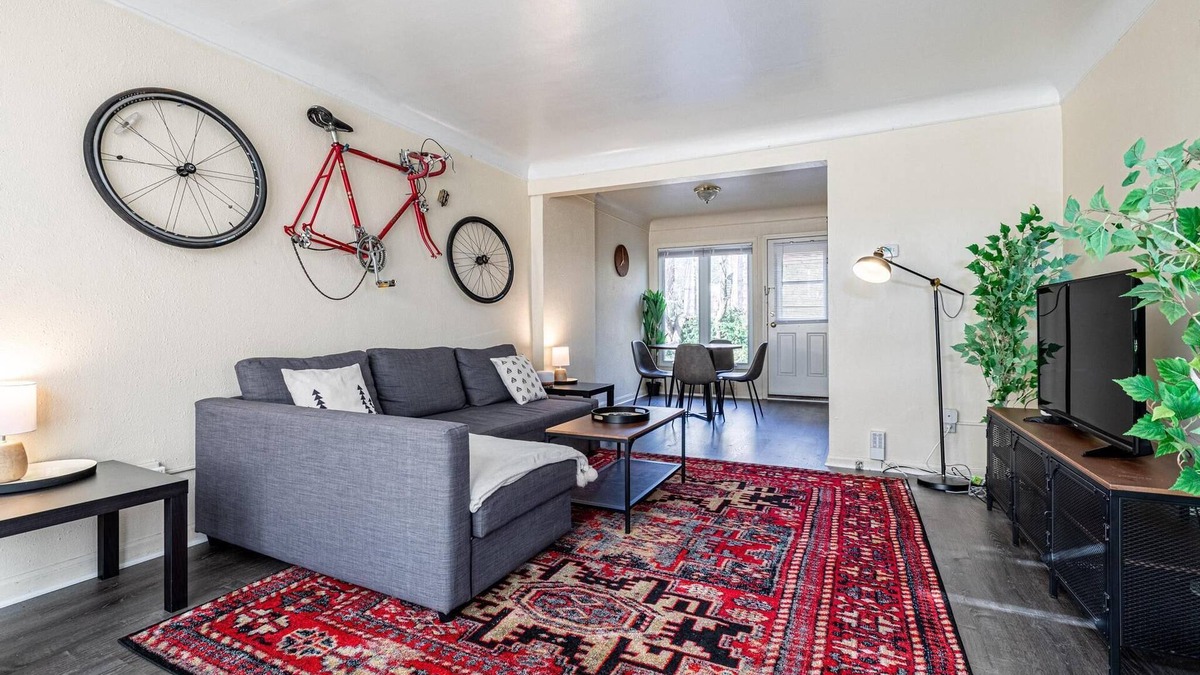 Dicken House | Large 4BR Stadium Getaway, Walk to the Big House!