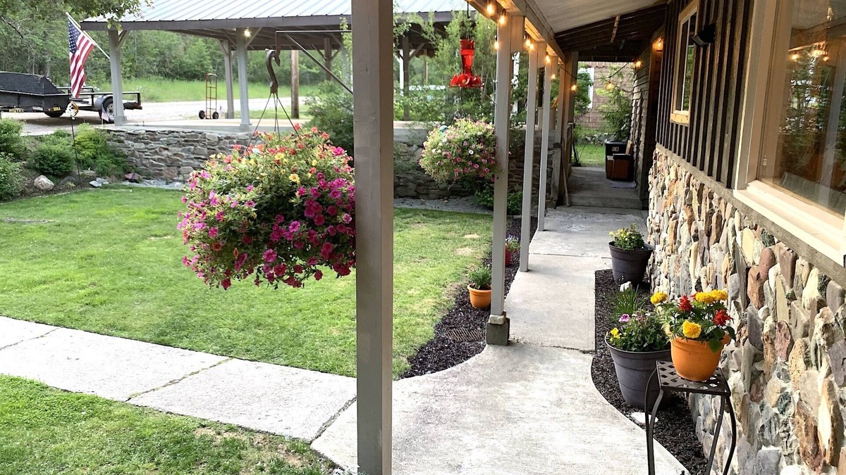 Priest River Cabin | Large 5 Bed 3 Bath Cabin with 2 Full Kitchens will accommodate a larger group.