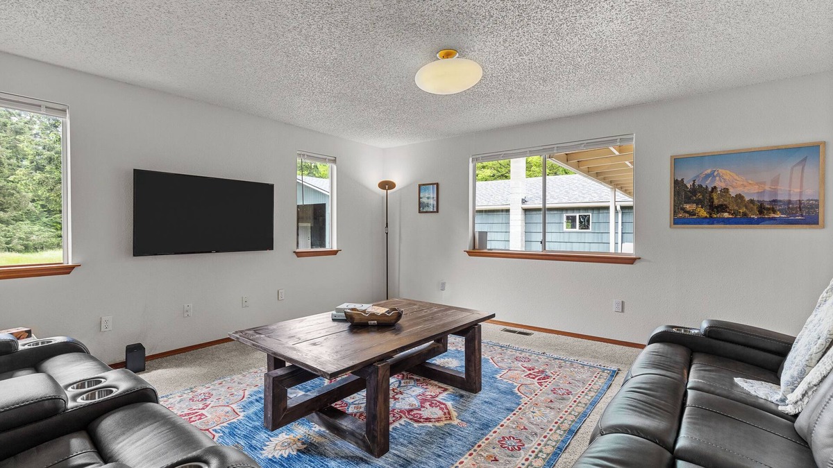 South Tacoma House | Large 5 Bed, 3 Bath Rambler sleeps 10 close to hikes/trails near JBLM/Hospitals!