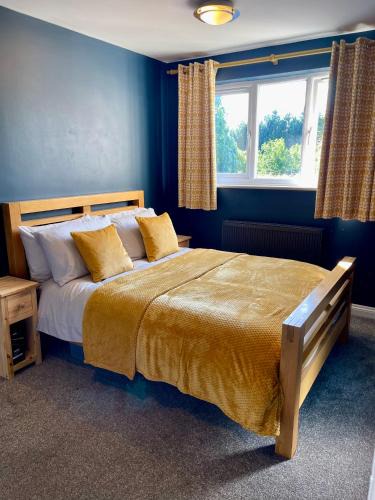 Stansted House | Large 5 bed detached house near Stansted Airport with Parking for 2 vehicles! Stansted Stays