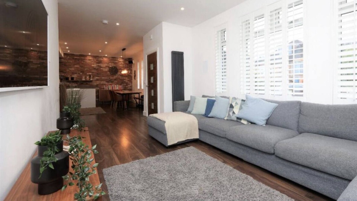 Bearsden House | Large 5-Bed House Family home in Bearsden, Glasgow