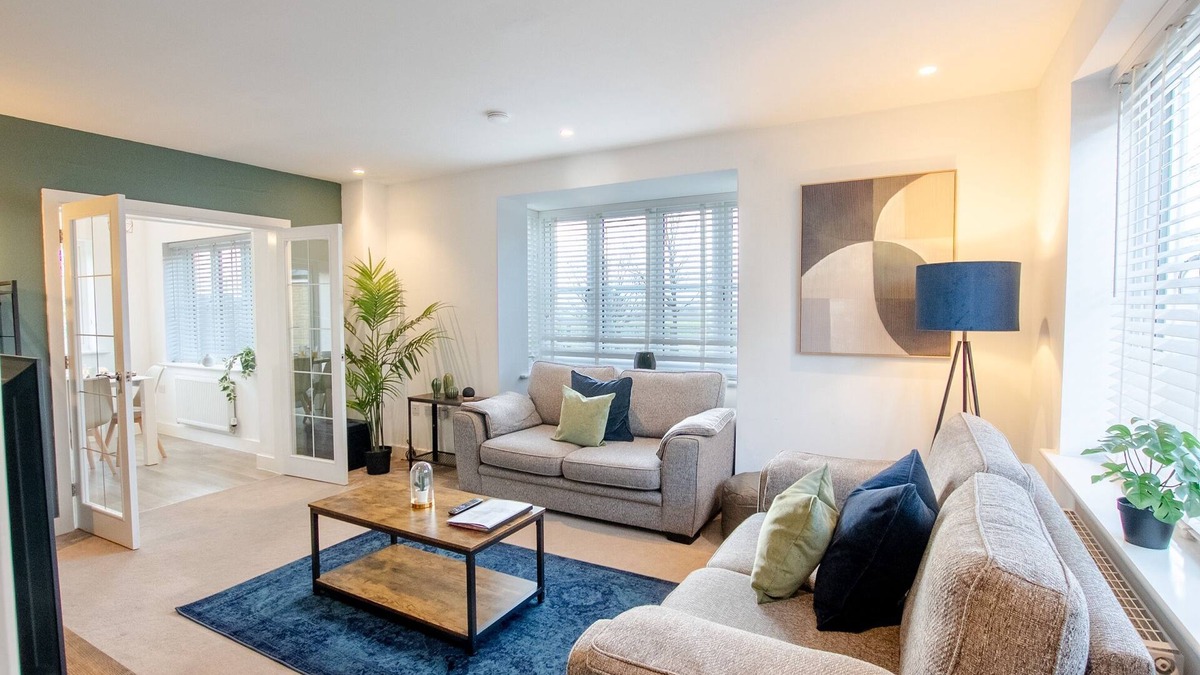 Didcot House | Large 5-Bed House for 8 Guests – Perfect for Workers & Families
