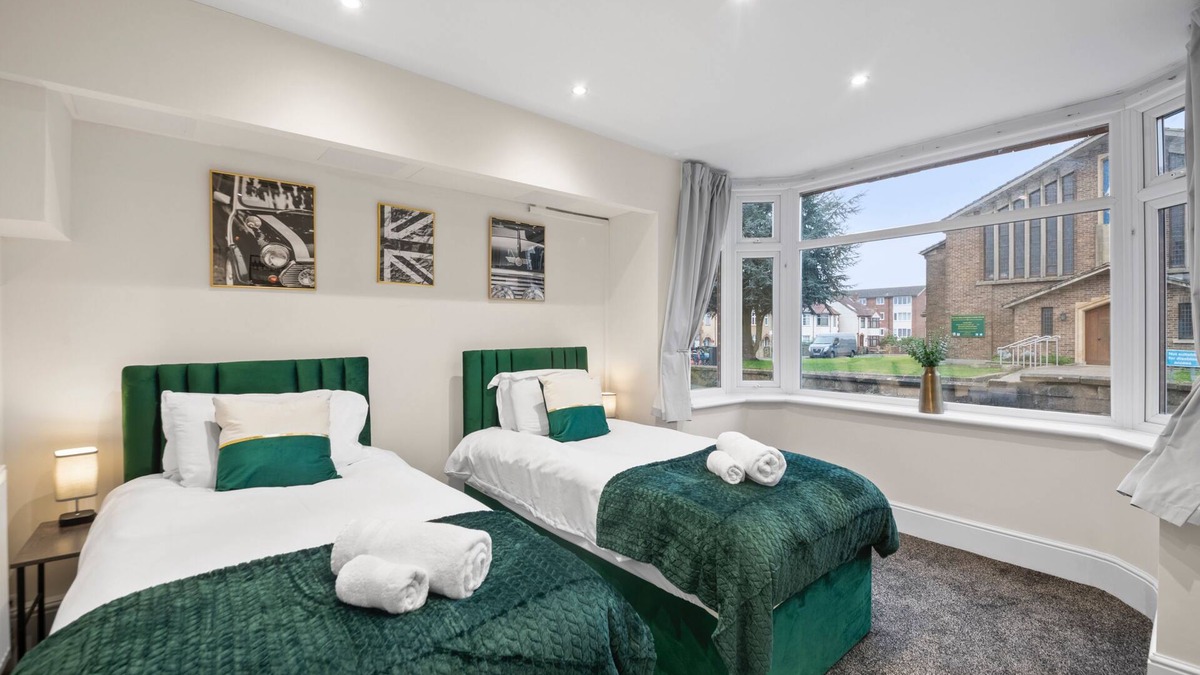 Cowley House | Large 5 Bedroom-Free Parking-Great Transport Links