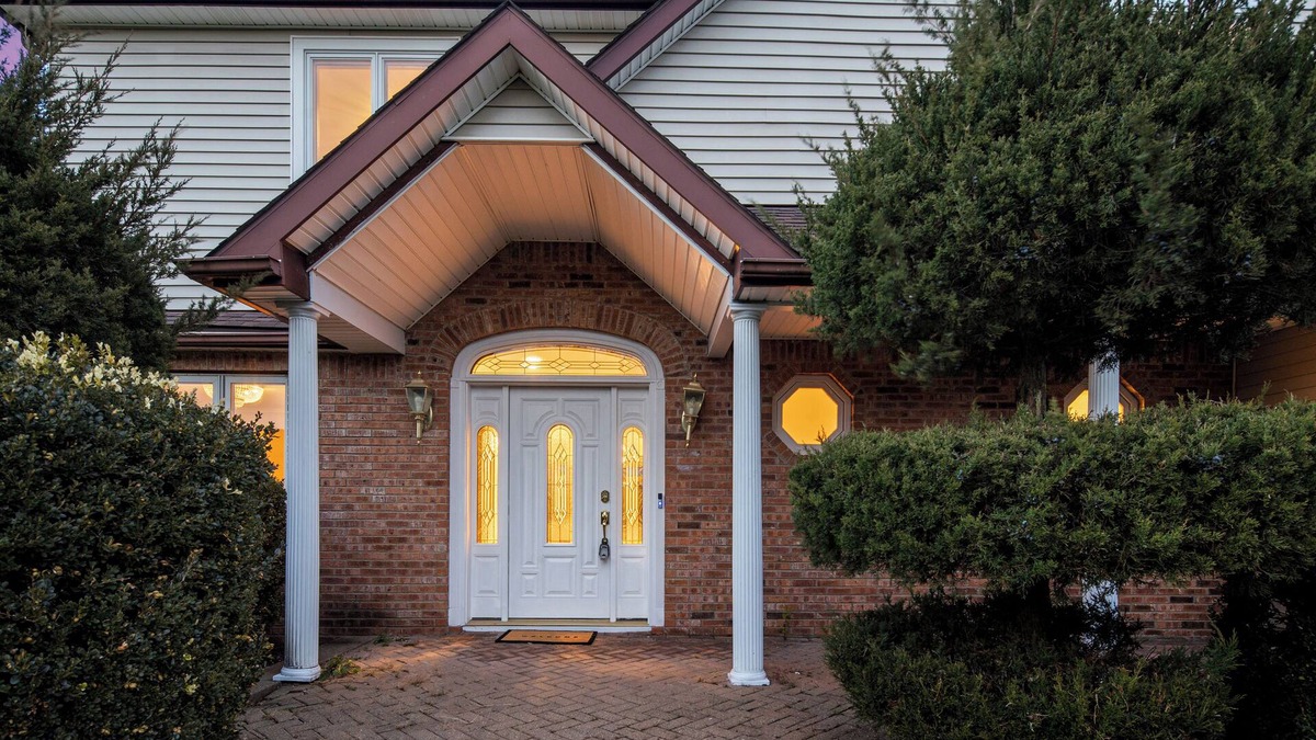 Goshen House | Large 5-bedroom home on 3 acres