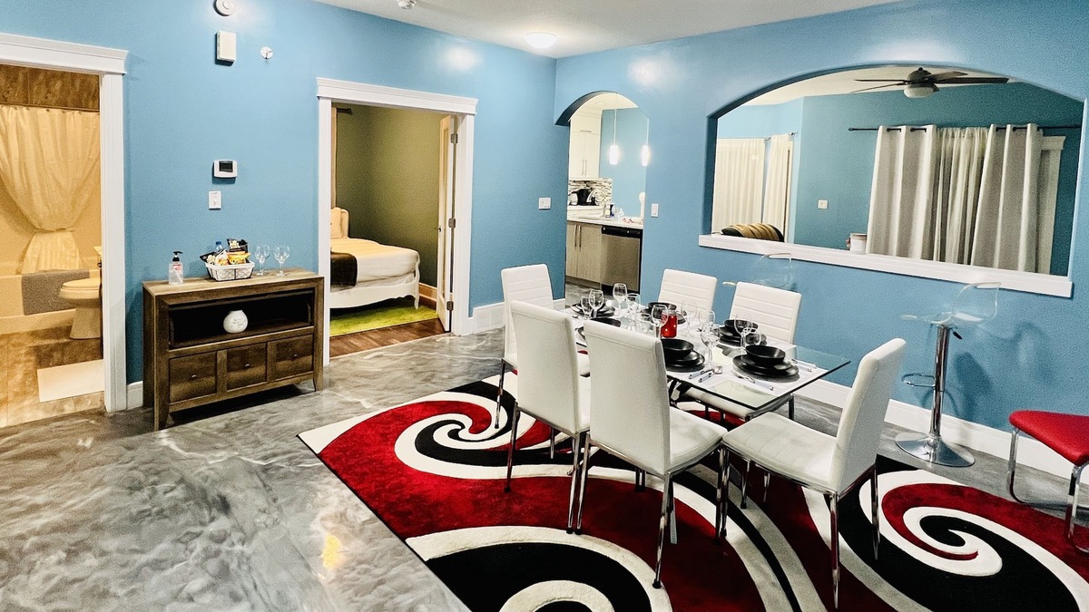 Northwest Edmonton House | ✨Large 5 bedroom home w/ parking / wifi / yard