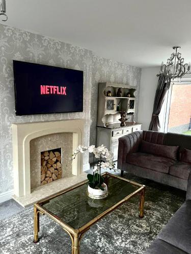 Desborough House | Large 5 Bedroom House with Parking for 2 Cars