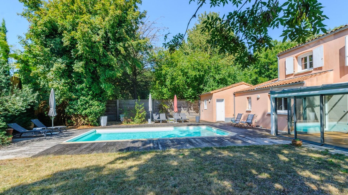 Lagord House | Large 5-Bedroom House with Pool in Lagord, Sleeps 10