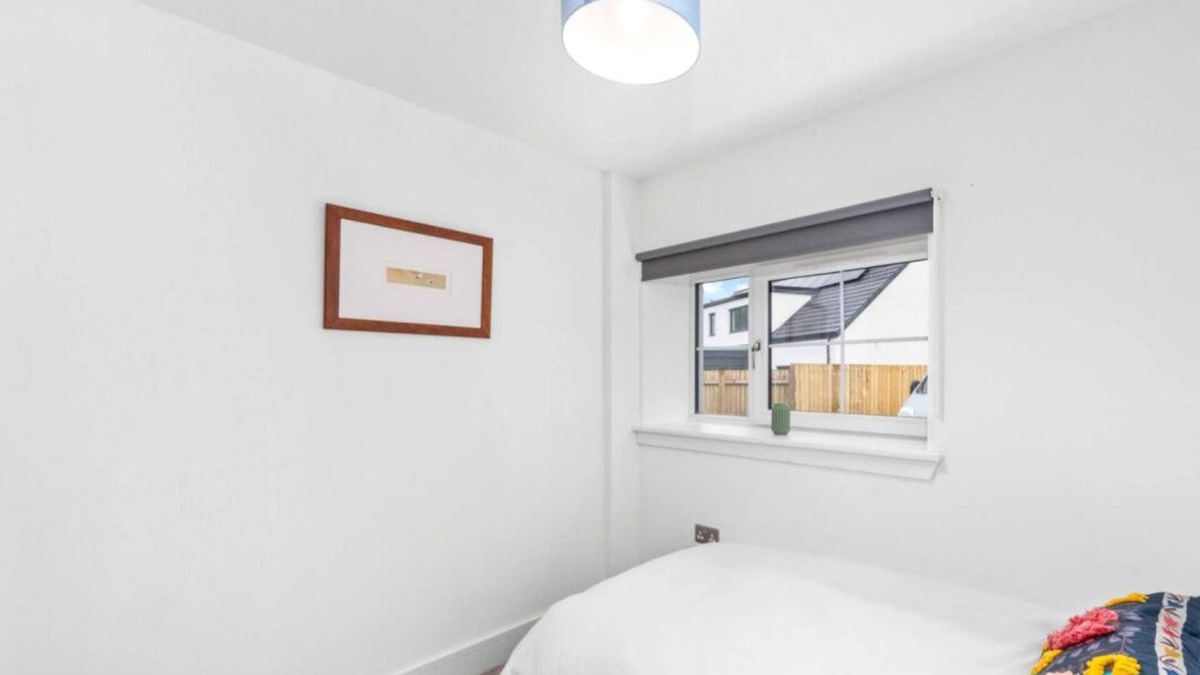 Fintry House | Large 5Bed with parking & garden