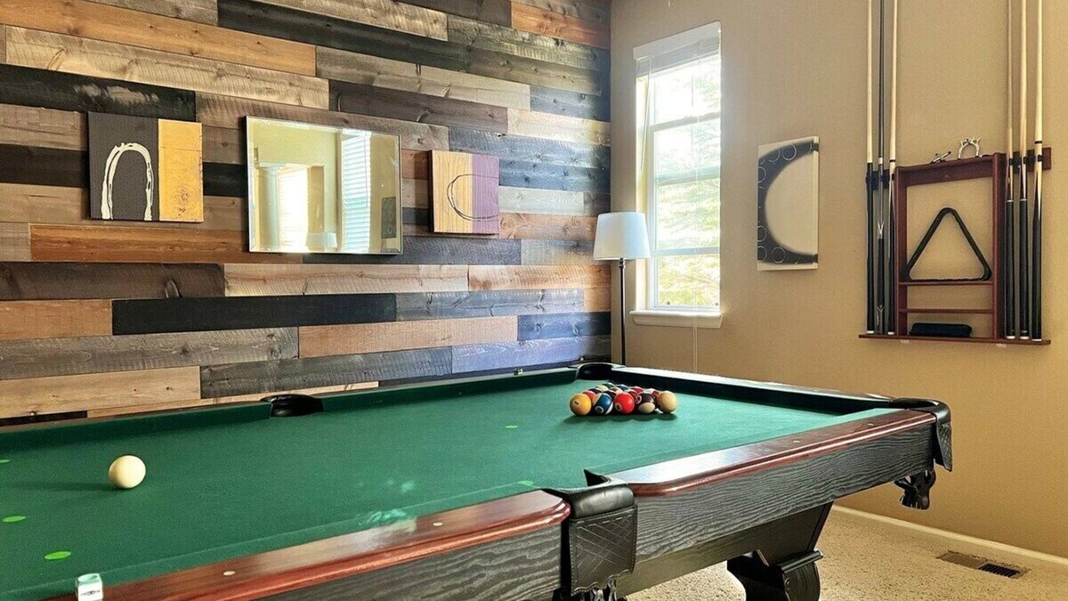 Castle Rock House | Large 5BR Retreat | Hot Tub | Gym | Games | I-25
