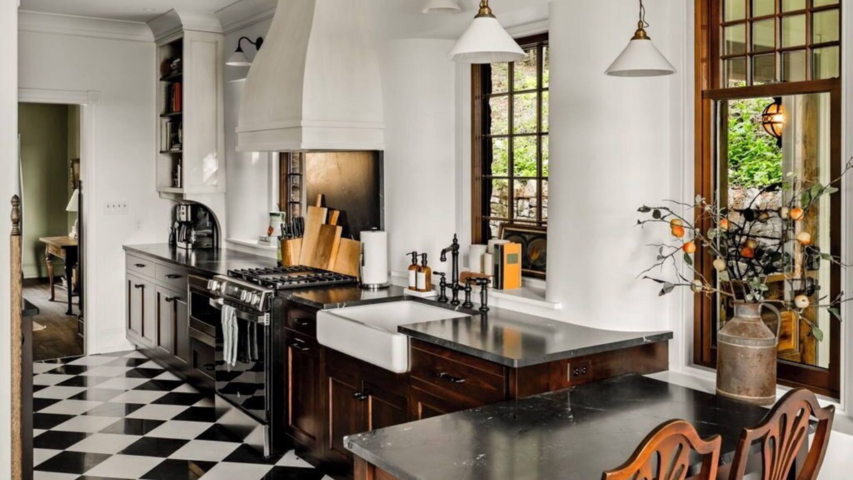 Sinking Spring House | Large 6 bedroom, 6.5 bath restored Victorian home at Indiandale Springs