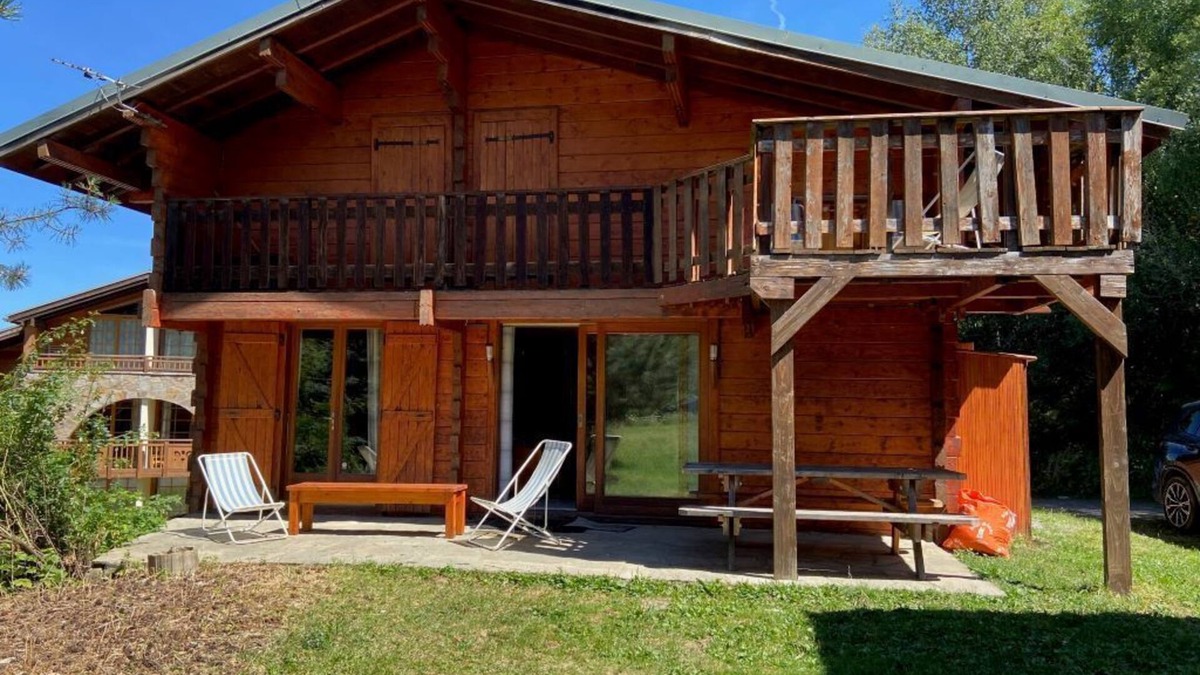 Les Deux Alpes Ski Chalet | Large 6-bedroom chalet for 12/14 people, 170 m2, very well located, ski-in/ski-out.