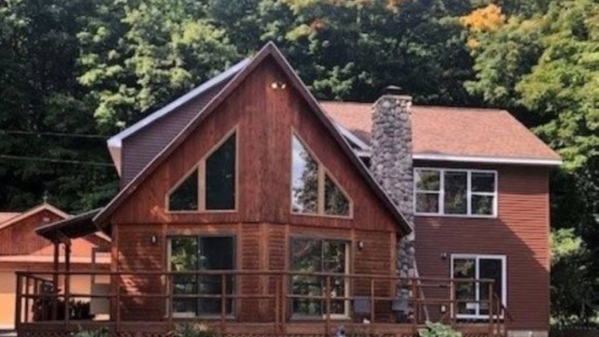 Traverse City House | Large 6-bedroom home, sleeps 16! WiFi and a private sandy beach in Traverse City
