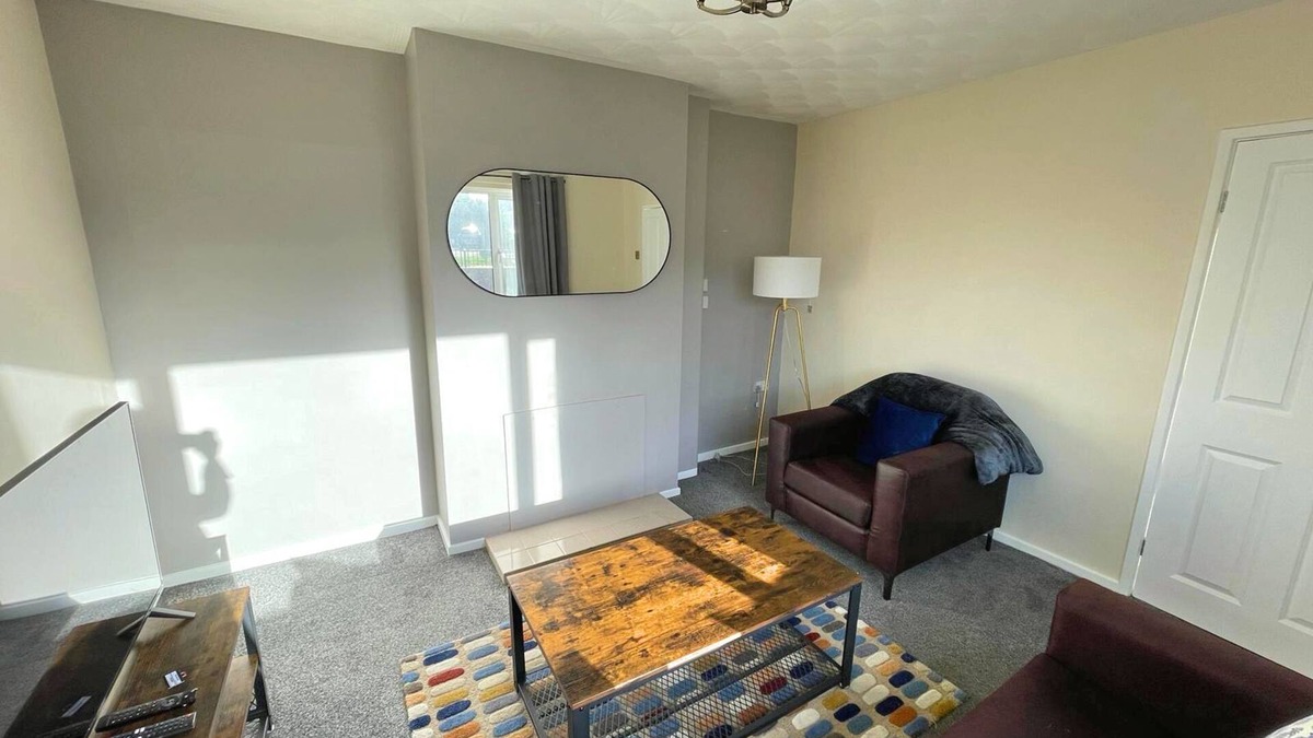 Barnsley House | Large 6 Person Home with Garden and Free Parking