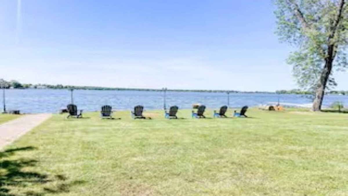Solon Mills House | Large 6Bd/3.5Ba Lake-Front Group Retreat