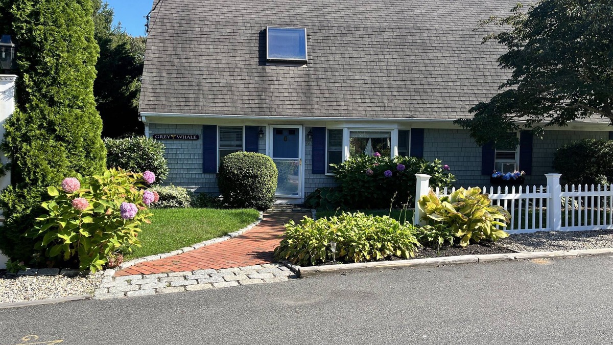 Cotuit House | Large 7 bedroom, 5 bath house one and a half blocks from the beach