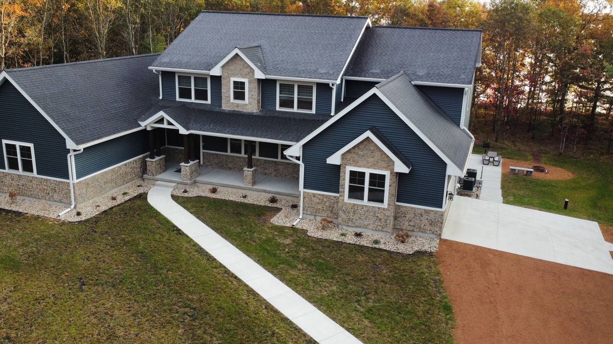 Mauston House | Large 8 bedroom multi-family retreat on Castle Rock Lake near WI Dells