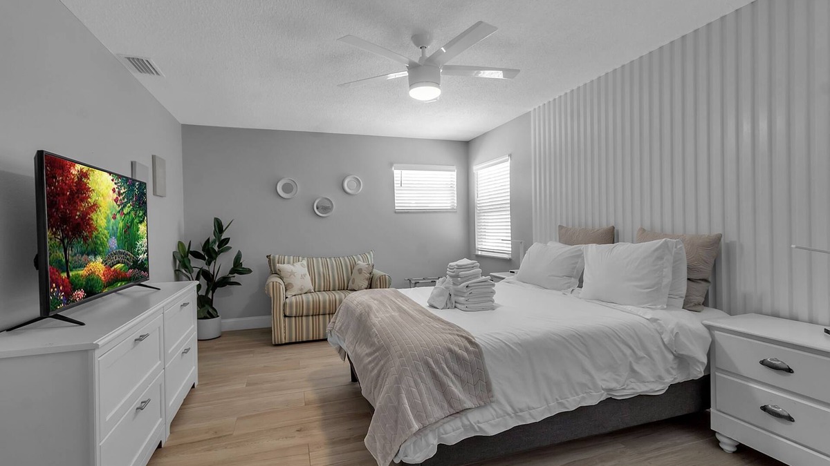 Bayshore Gardens House | Large 8BR/6BA Home – Backyard & Private Parking