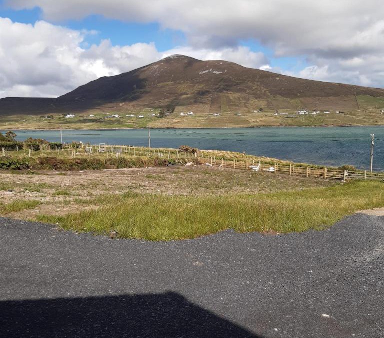 Achill Sound House | Large Achill Island Holiday Home with panoramic sea views F28 Y576 - 3 Bedrooms Sleeps 8 - situated close to The Banshees of Inisherin Pub location