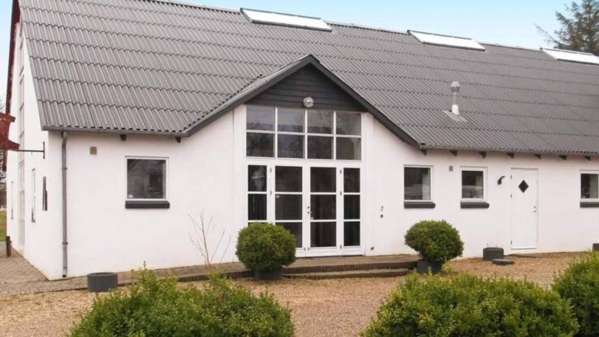 Henne House | Large activity holiday home with free water park, bowling, badminton and tennis.
