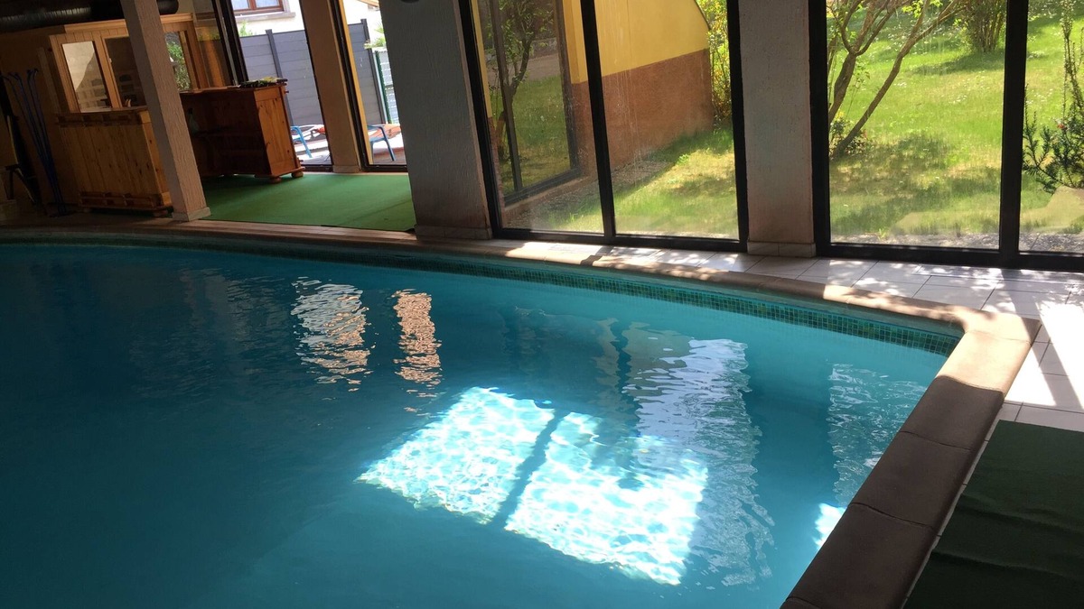 Wasselonne House | Large air-conditioned room for 1 to 4 people with access to the communal swimming pool