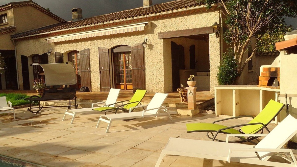 Vedene Villa | Large and beautiful character villa located in peace and nature