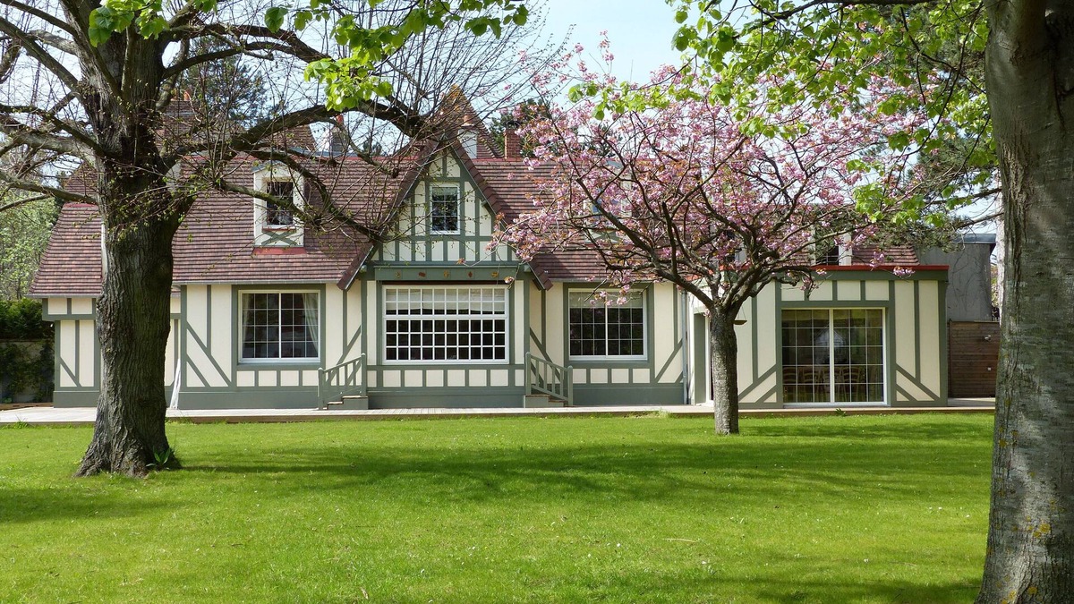 Cabourg House | LARGE AND COMFORTABLE RENOVATED VILLA AND ITS CLOSED GARDEN 200 M FROM THE BEACH