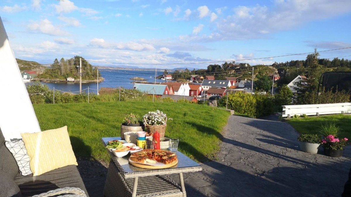 Steinsland House | Large and cozy holiday home with stunning sea views. Quiet area in great nature.
