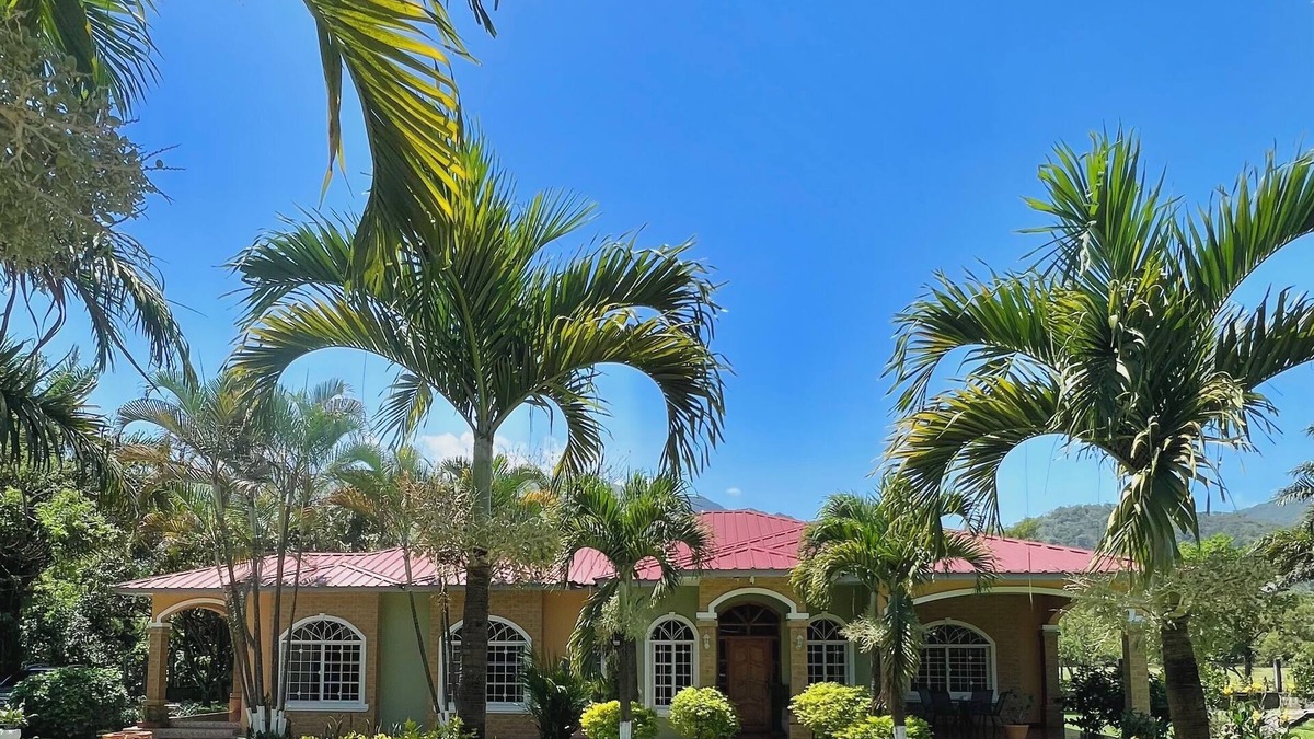 Pena Blanca House | Large and elegant house in front of El Canal Kayak, Los Naranjos, Lago de Yojoa!